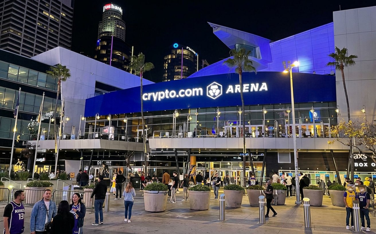 ورودی Crypto.com Arena در شب