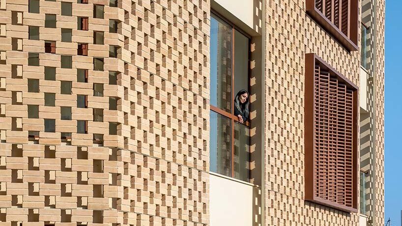 نمای آجری ساختمان مسکونی در تهران